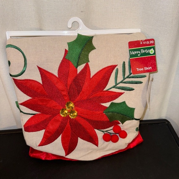 Poinsettia tree skirt NWT - Picture 3 of 5